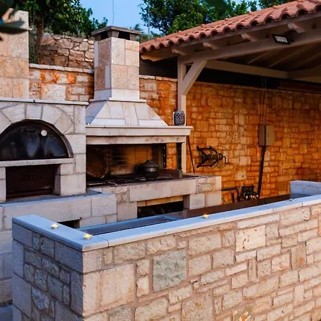 Sunset Paradise - Verga's Utimate Seaview Getaway