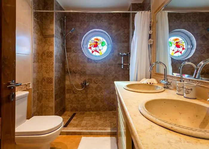 Sunset Paradise - Verga's Utimate Seaview Getaway *